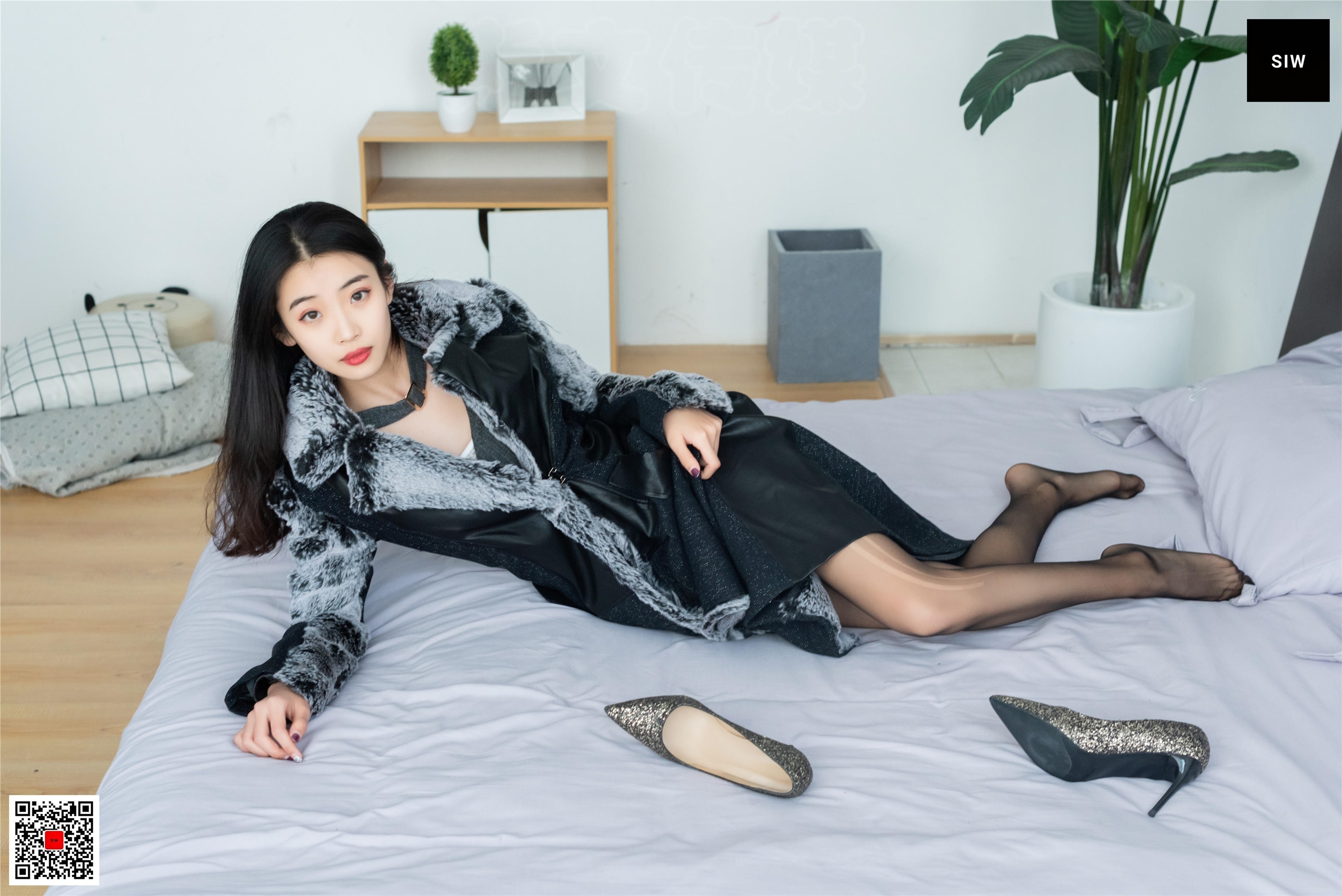 SIW斯文传媒 085 蓉儿 翻毛领拼色毛呢仿皮华贵长款大衣